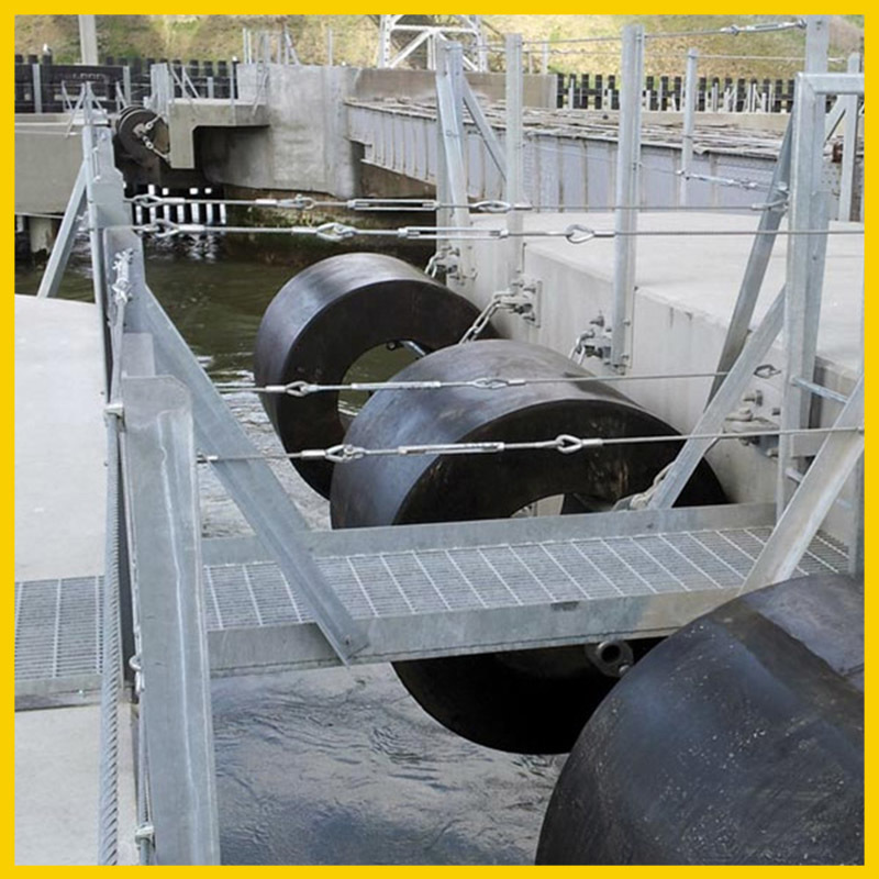 Lightweight UV Ozone Resistant Cylindrical Marine Fenders for Efficient Impact Absorption