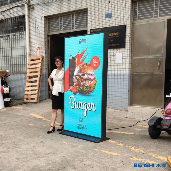 IP65 Waterproof Outdoor Totem Signage 85 Inch High Brightness Advertising Display
