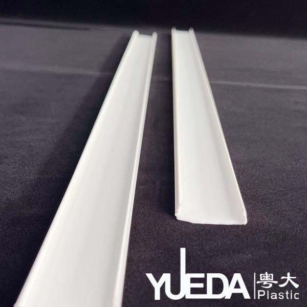 Profiles d'extrusion en plastique écologique Profiles en Pvc blanc flotté pour les armoires de scellage