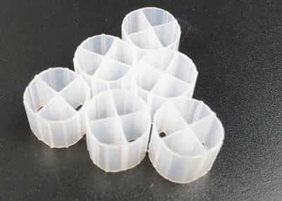 Meios de filtro brancos do material plástico da cor da eficiência elevada para o mbbr do tratamento de águas residuais para superfície do sistema dos ras a grande