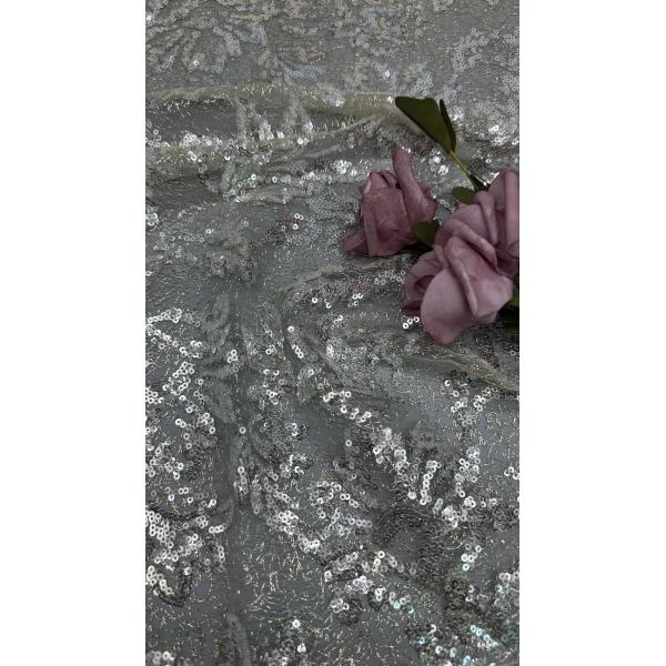 - Une paire de lunettes de mariée.