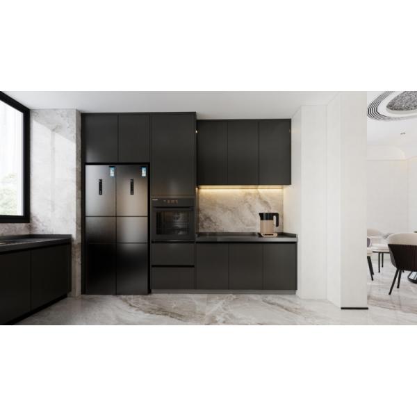 Unités de cuisine en forme de U avec une finition noire mate et un comptoir en acier inoxydable foncé