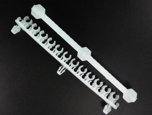 Branco do suporte do fio do cabo da modelagem por injeção do plástico de RAL 9010 com 3 pés