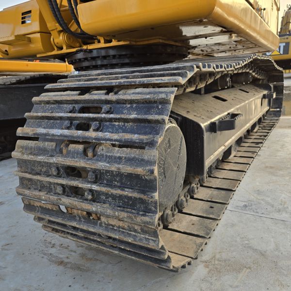 Used tracked Excavator Chinese brand 22T in excellent condition  capacity 1.1m³ rated power 112kW for construction