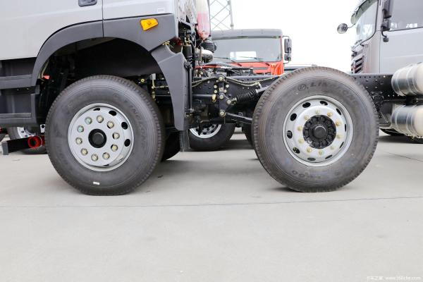 Dongfeng  270 Horsepower 19.9 square Total Weight 32 Ton Fast 8 Gear Corrosive Articles Tank Transporter