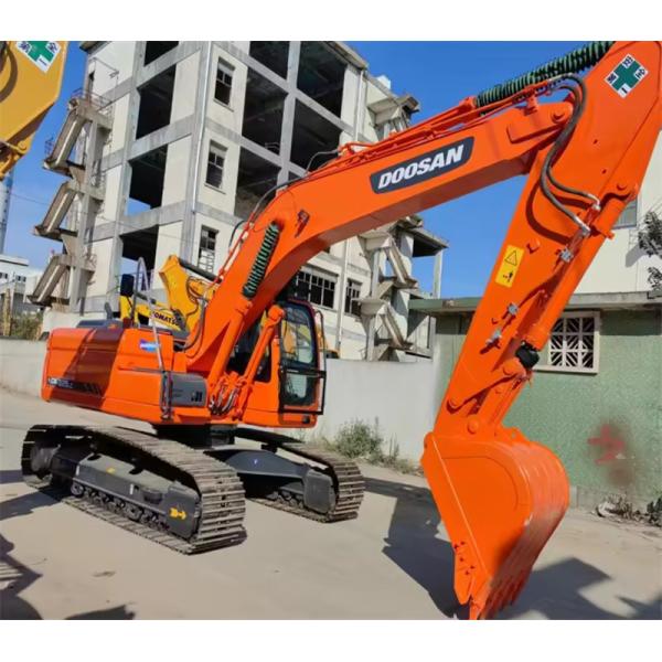 Оранжевый экскаватор на колесах DX225LC Doosan Backhoe