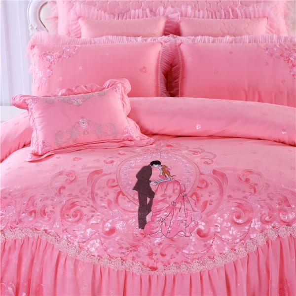 Un ensemble de lit de mariage de luxe en quatre pièces avec couette imprimée et feuille de couette 100% coton