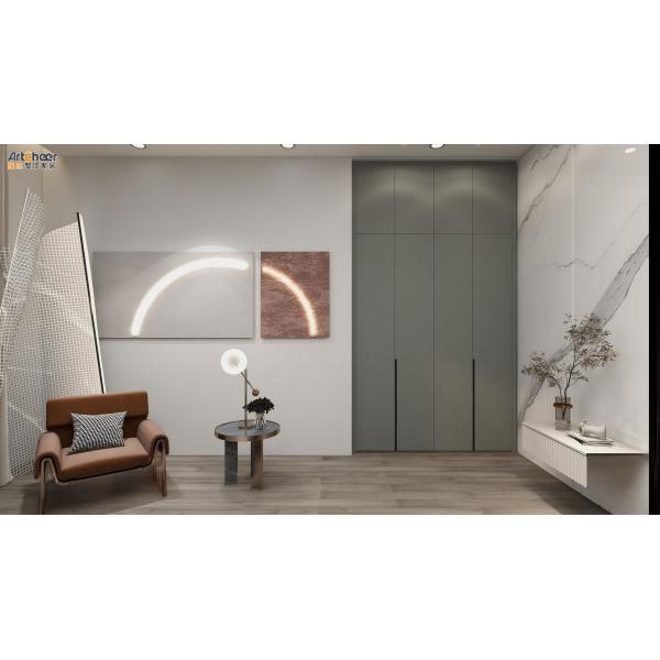 Древесный гардероб с открытой комбинацией для одежды