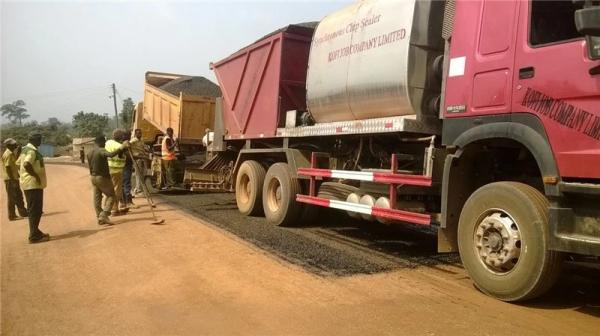 HOWO Construction Asphalt Chip Sealer Macadam Gravel Synchronous Truck
