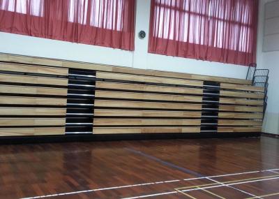 Assento retrátil estratificado do Bleacher com configuração firme do quadro