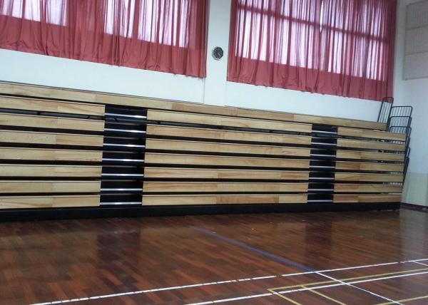 Assento retrátil estratificado do Bleacher com configuração firme do quadro