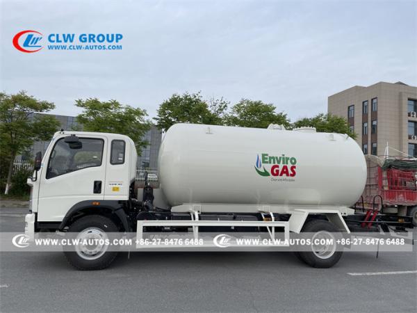 Howo 4X2 RHD 15000 litros de caminhão de cauda cortada do propano com distribuidor
