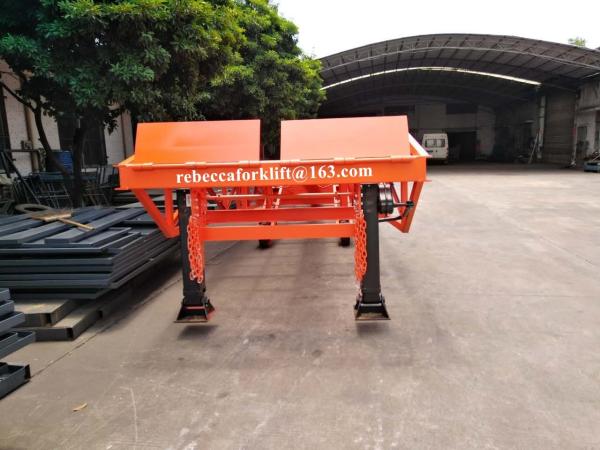 Adjustable 6 Ton Container Yard Ramp With Pneumatic Rubber Tires One Year Warranty