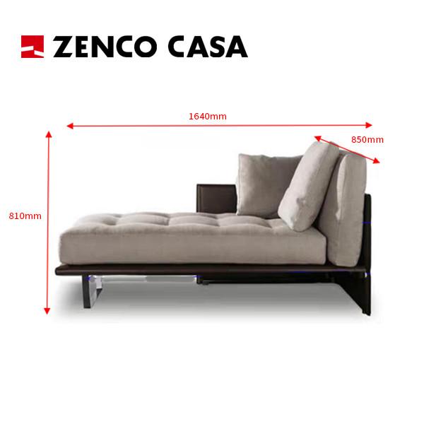 Set de móveis de quarto duplo do hotel inclui cama e sofá com almofadas