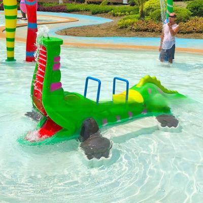 Crianças jogam em parques com banheiros de água