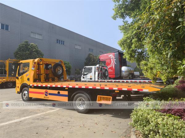 China Flat Bed Wrecker Tow Trucks Load Capacity 4 Tons Body Length 5 Meter