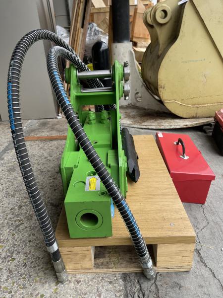 SB81 SB70 SB43 SB50 SB60 SB10 Excavator Parts Accessory Attachment Side Type Hydraulic Breaker Hammer