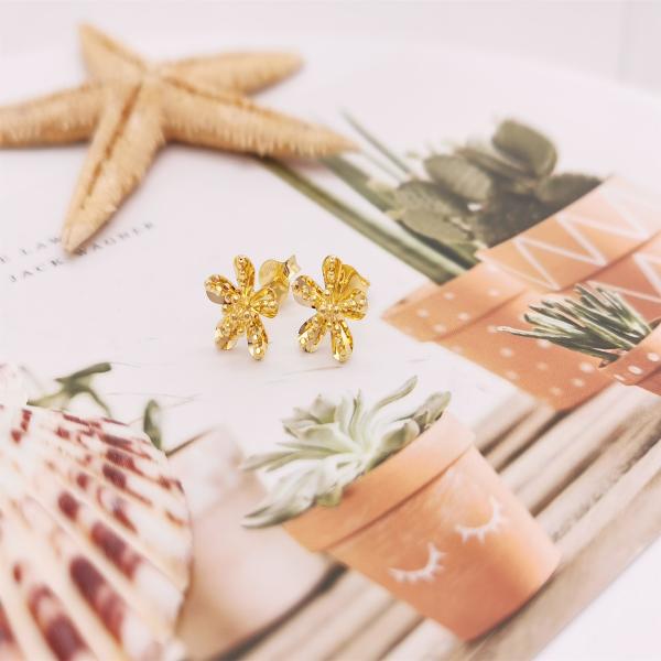 Los aretes clásicos de plumeria de oro pequeño: resaltados