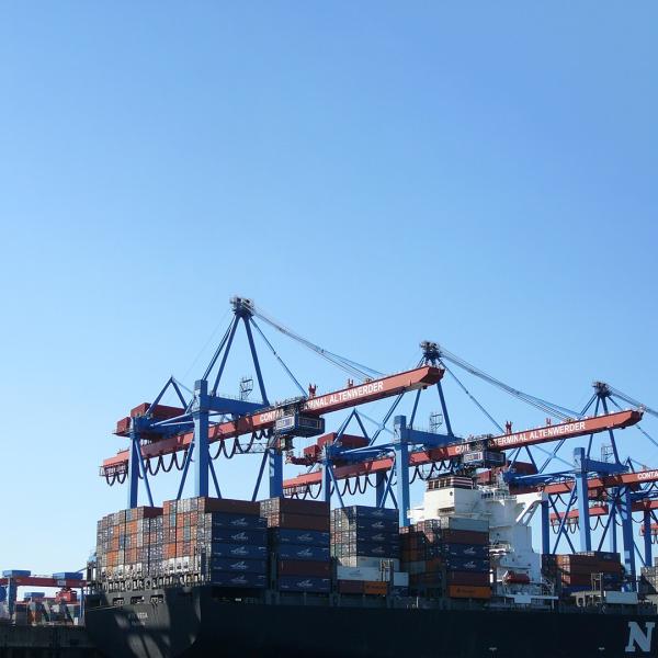 Serviços de transporte de veículos e máquinas de construção