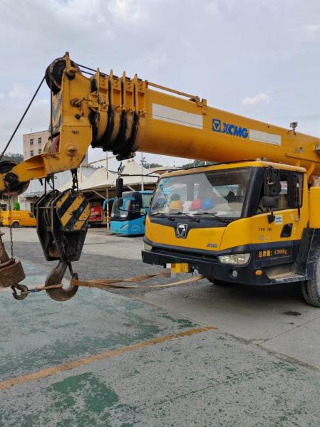 Équipement de levage de grue hydraulique mobile pliable de 50 tonnes monté sur un camion