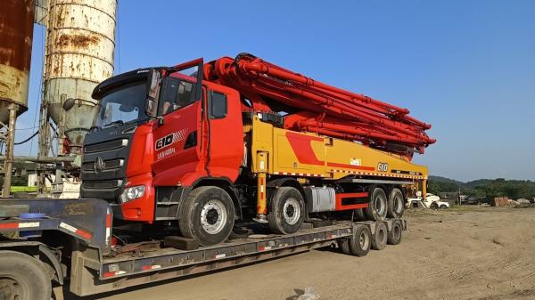 Pompes à béton rouges 56m Pompes montées sur camions Équipements lourds Pompes à béton
