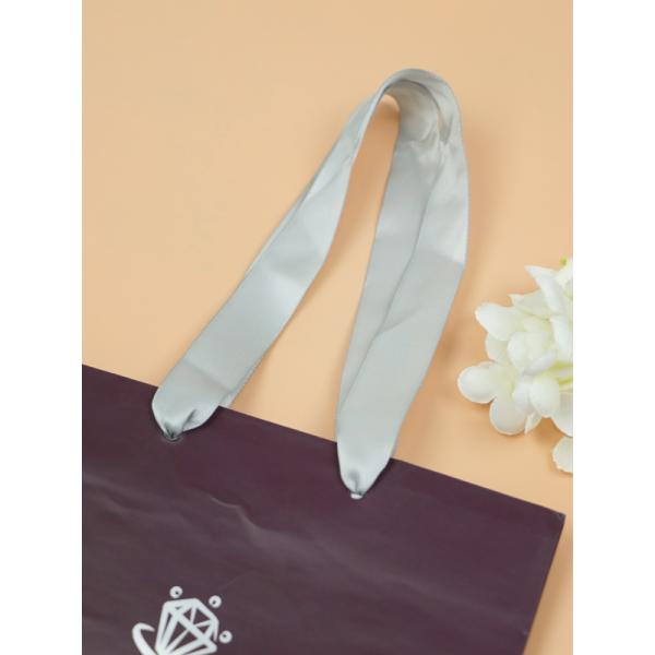 Bolsas de papel respetuosas del medio ambiente laterales llenas con las cuerdas del logotipo y de la cinta de la laminación de Matt