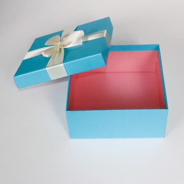 Boîte-cadeau de empaquetage de papier de logo fait sur commande de Zhonghao avec le ruban