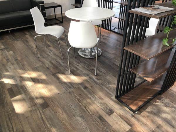 Diseño Asiático Estilo de azulejos LVT Materia prima ultra delgada impermeable Produce pegamento para el hospital