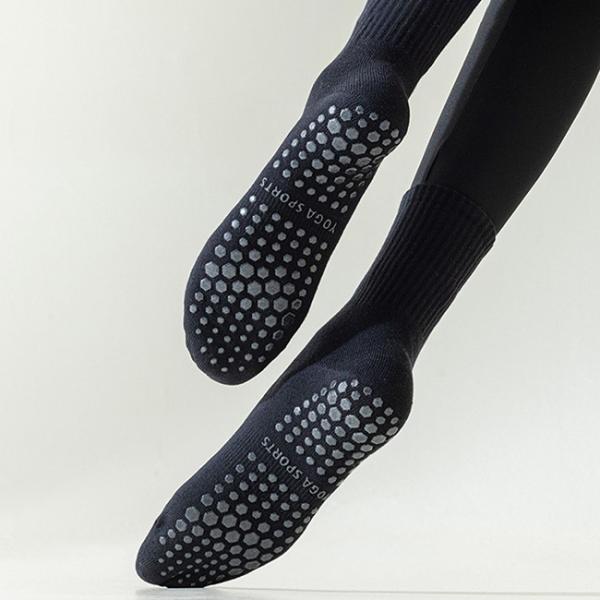 Des chaussettes de yoga en coton non glissantes et respirantes, des chaussettes de yoga et de pilates, des chaussettes personnalisées.