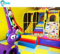 Parque de juegos en interiores con color amarillo claro y azul combinado Zona de juegos en interiores