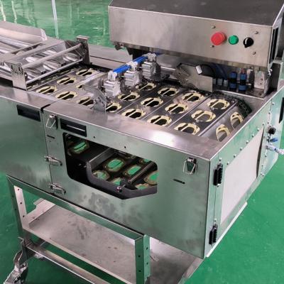 Une frappeuse d'œufs à trois rangées commerciale efficace avec un dispositif de rupture de coquille précis