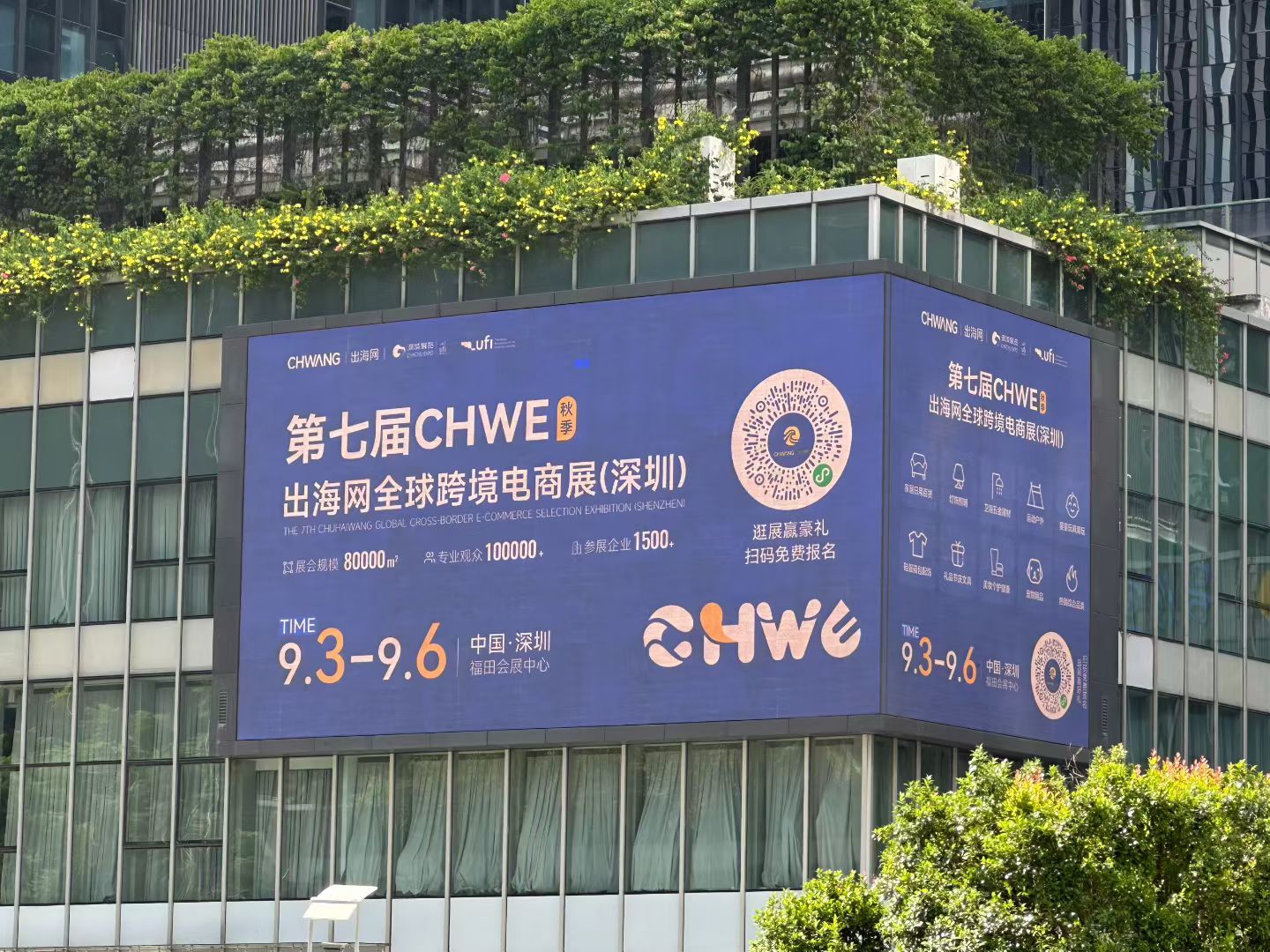 Commercial Large Outdoor LED Display Screens 90° Right Angle Splicing