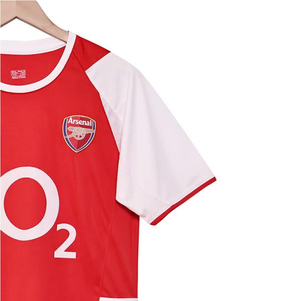 Le maillot d'Arsenal de la saison 02-04 est entièrement restauré et permet de personnaliser l'équipe.