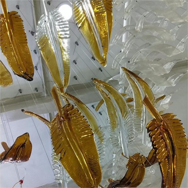 Современное искусство Стеклянные луковицы из перьев