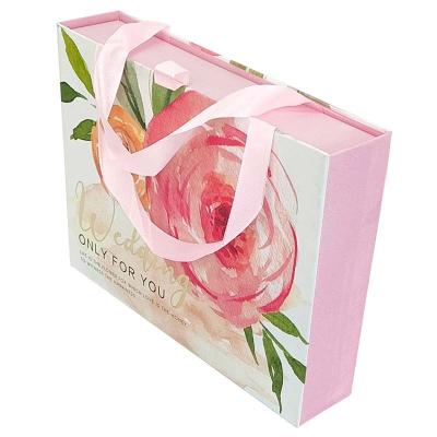 Saco do presente dos doces do casamento de papel com o punho cor-de-rosa da fita