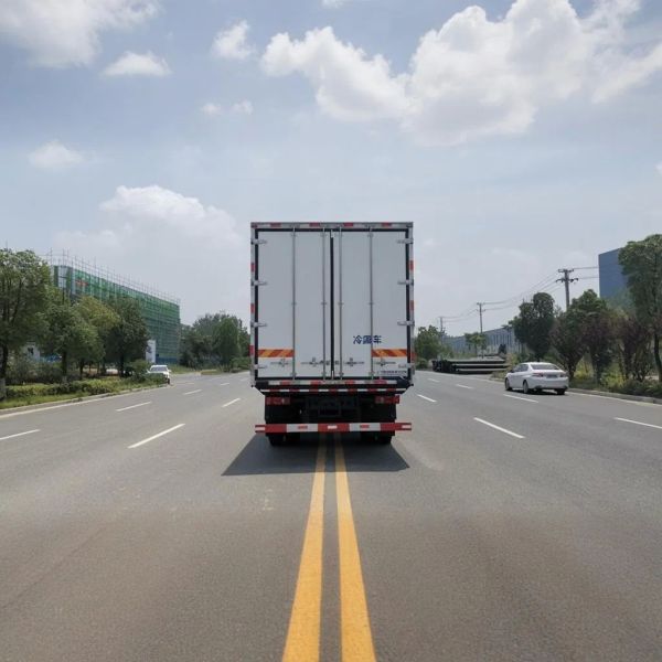 Dongfeng 6.5m/7.8m Refrigerated Food Transport Freezer Vehicle Refrigerator Van