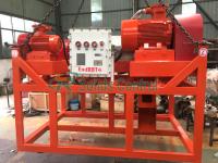 2 mécaniques mettent la centrifugeuse en phase de grande capacité pour la gestion des déchets de forage