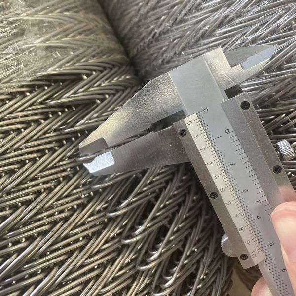 Carbon Steel Compound Balanced Wire Mesh Conveyor Belt 350°C Herringbone for Bakery Oven Chain Driven Custom