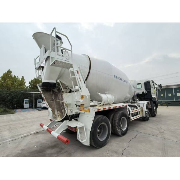 Camion malaxeur à béton HINO d'occasion de 2021 avec une capacité d'agitateur de 7,3 m³ et une puissance de 235 kW sur 4 essieux