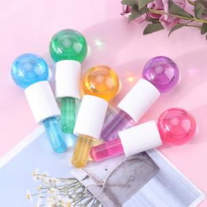 A massagem facial utiliza ferramentas o poro cor-de-rosa dos globos do gelo da