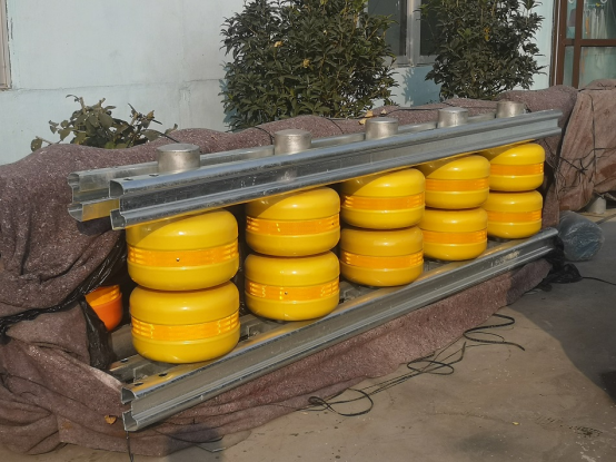 Highway Safety Yellow Plastic Roller Guardrail Road Barrier System 100kn/H