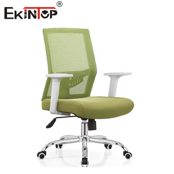 Чёрная сетка заднего офисного стула с вращающимися колесами и подлокотниками