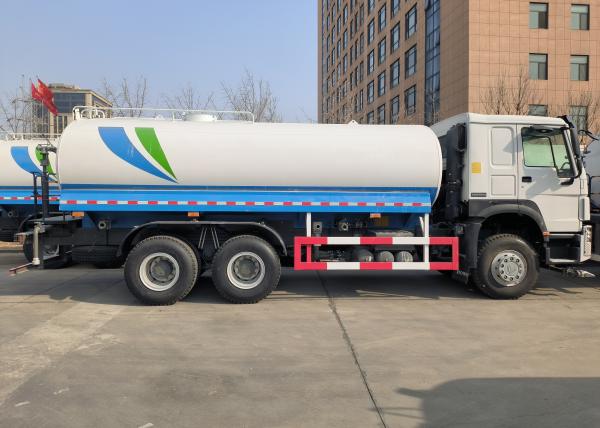 Escala de pulverização do caminhão de tanque 6x4 da água de SINOTRUK HOWO LHD 15-20CBM largamente