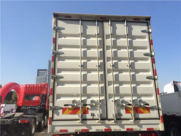 SINOTRUK HOWO 6*2 Drive Small Cargo Truck With Lorry Box Customized For Transportation