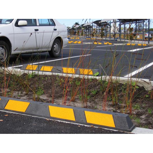 Heavy Duty Rubber Wheel Stopper , Reflective Car Parking Automatic Wheel Chocks