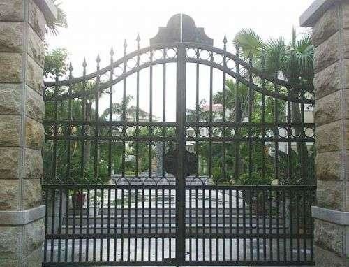 Двери жилого дома чугунные, классические ворота Юоме Депот чугунные