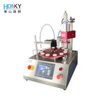 Petite entreprise de table utilisant une machine de remplissage et de crimpage de flacons de 5 ml avec changement de moule de plusieurs tailles pour le liquide d'huile