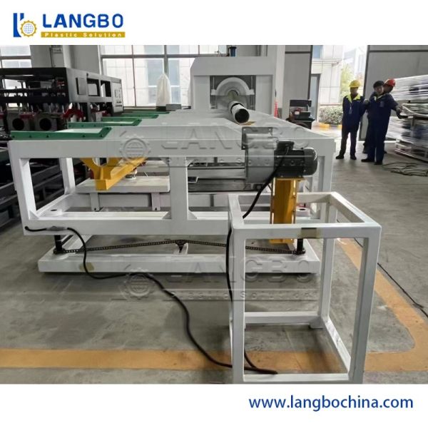 Pipe Threading Machine With Automatic Clamping For Threaded Pipe Joint Assembly