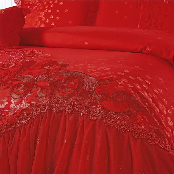 Un ensemble de lit de mariage de luxe en quatre pièces avec couette imprimée et feuille de couette 100% coton