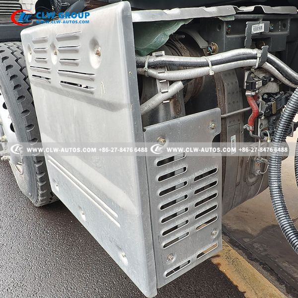 SINOTRUK HOWO 15T On-Site Mixed Explosive Truck with PLC-Based Automated Mixing and 360-Degree Rotating Hose Guide Boom